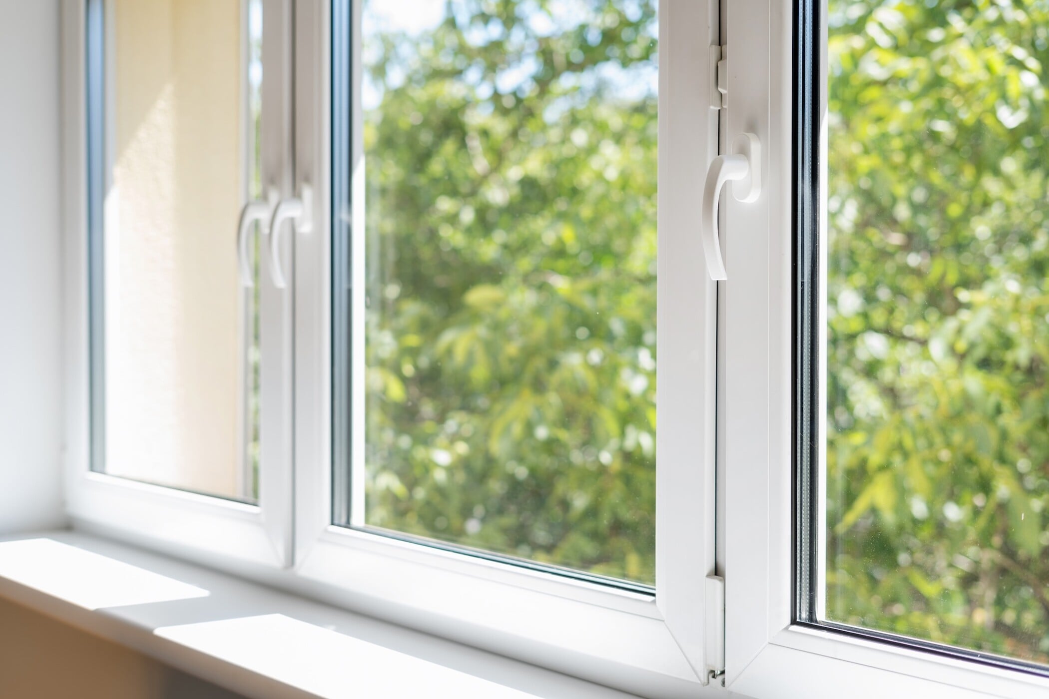 new plastic pvc window with white metal frame installed at modern house, view of blurred green trees. advertising concepts SSUCv3H4sIAAAAAAAACoRRy27DIBC8V+o/WJxjFcd5ODn2Vql/EPWwhk2MgiEC3KqK8u9djKm4VL2xM7uzM+z9+amqWA9eCXas7rGiWmk9+eAgKGsI5qsFd2gkuhJBqYJ1CnQJ9hDEYGBEAs2kdYQfM8l8gDB59HHZAgkIeCGNBP5KJEenVFeZmEmaIIq9mYBOWefZqiD91EeSZSht+UPidVJaKnPxL+9g5Aju+o9YenzkpHBBI77nMEVIhxohhTylVnb9Iq9jGRsmqWyR+NMK0LGhLZRuTgmyV4zZMMwXyGPCTia4aIFl50xbe4Nex+8/kyZmfADvqV1mvFgk6N52LPYYG+YAiyqTdKVYNm3b8M2h3Wx3fHfg7bZbGtJlB0U6s50sRLW4KllGV9EBE+K83mHL63W3beumQVnDWu5rfuZ74LzDboP08Y8fAAAA//8DAHyfUhKjAgAA